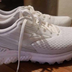 Brooks Adrenaline GTS 19 athletic running shoes